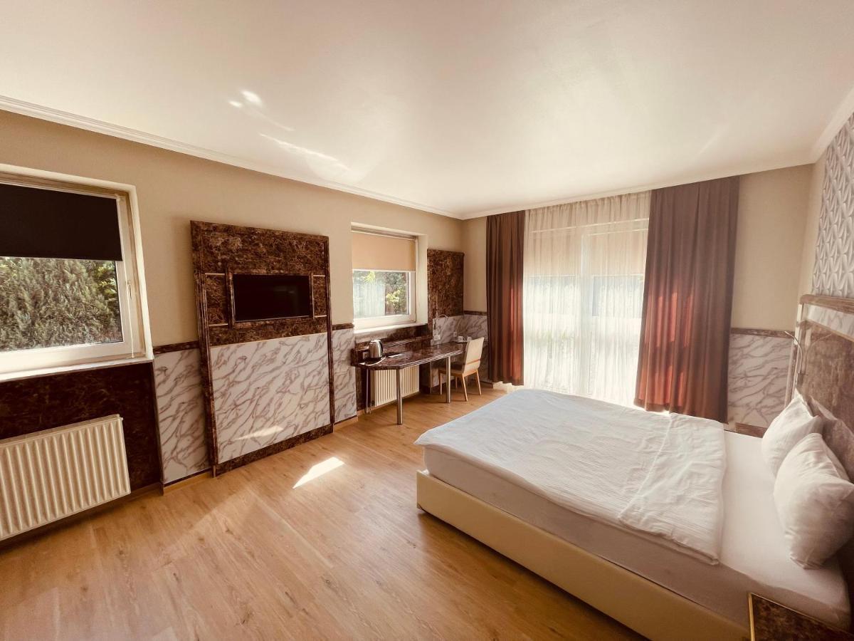 Fergana Uebersee Hotel Бремерхавен Екстериор снимка