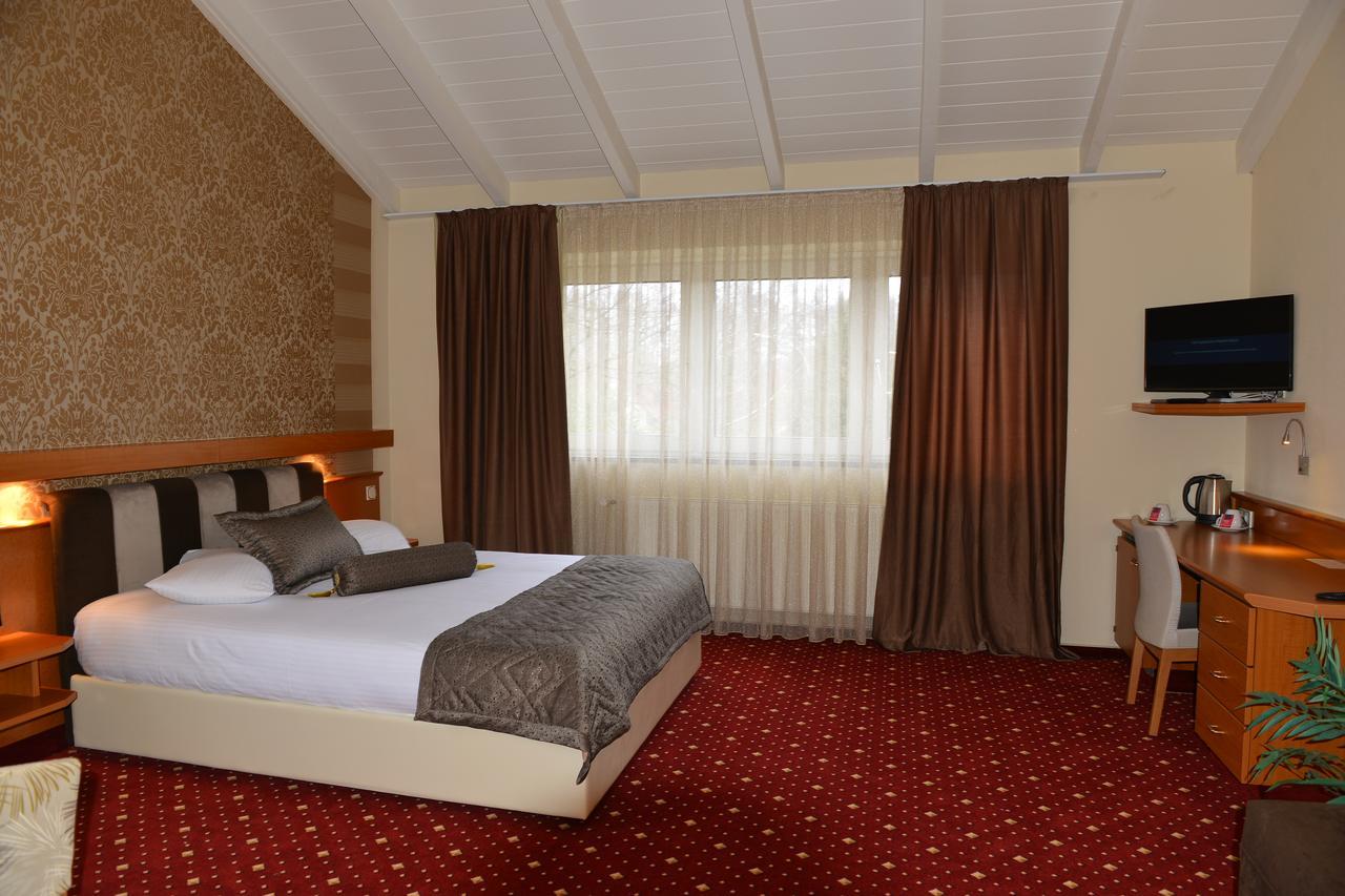 Fergana Uebersee Hotel Бремерхавен Екстериор снимка